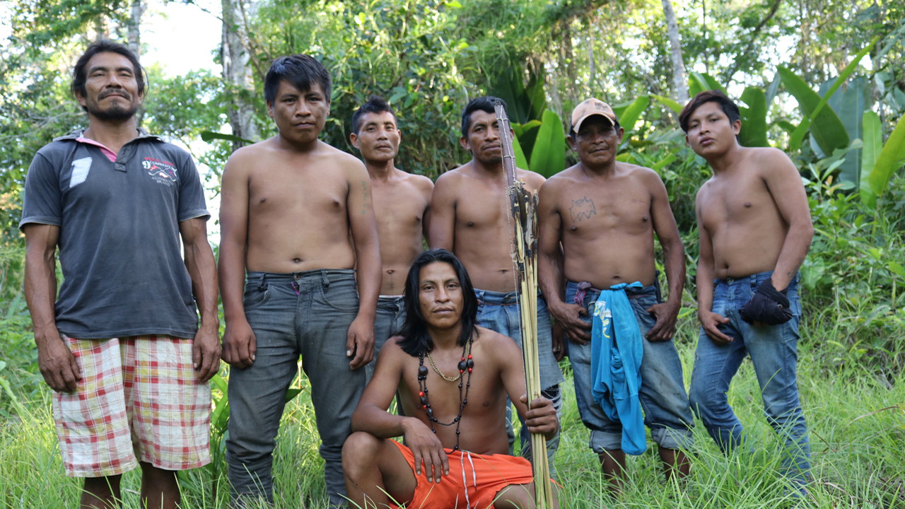 Membros dos “Guardiões da Floresta” posam para uma foto na Terra Indígena Arariboia, no estado do Maranhão. Imagem cortesia de Sarah Shenker/Survival International.