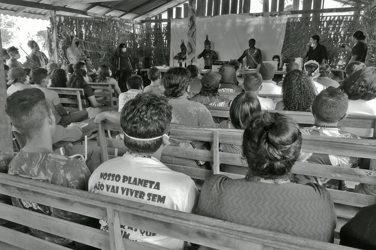 Um grupo de indígenas Guajajara em curso de formação na Terra Indígena Arariboia, no Maranhão. Imagem cortesia de Gilderlan Rodrigues/CIMI-MA.