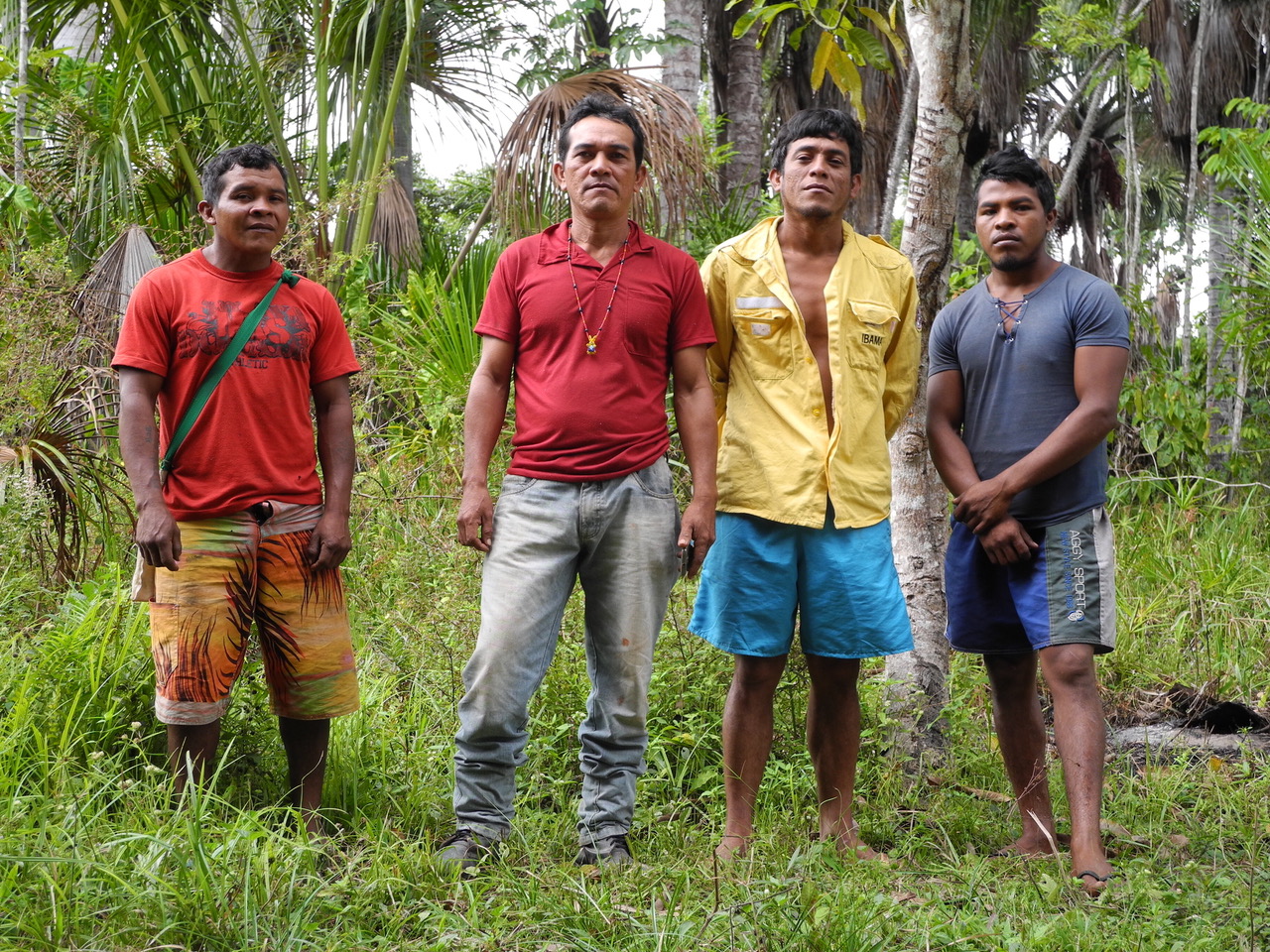 Membros dos “Guardiões da Floresta posam para uma foto na Terra Indígena (TI) Arariboia, no Maranhão. A TI é um dos territórios indígenas mais ameaçados do Brasil. Paulo Paulino Guajajara, à direita, foi morto em 2019, enquanto Laércio Guajajara, segundo à direita, foi baleado e ferido no mesmo incidente. Imagem cortesia de Sarah Shenker/Survival International.
