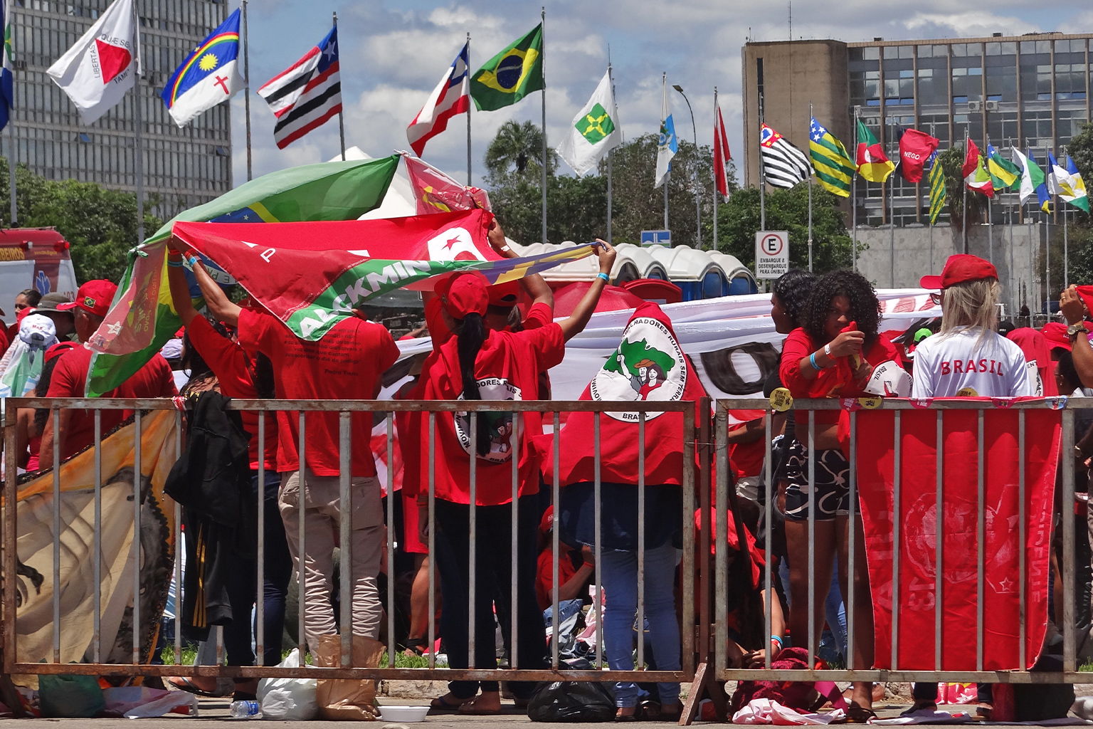 Supporters of Brazilian President Luiz Inácio Lula da Silva during his inauguration in Brasília. Image by Karla Mendes/Mongabay.