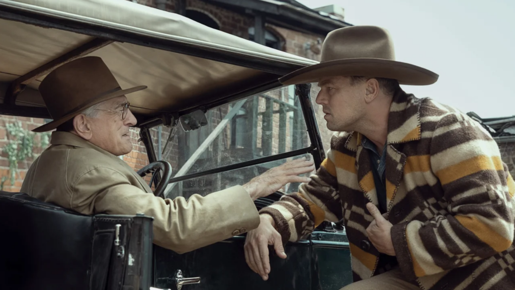 (Da esquerda) Robert De Niro e Leonardo DiCaprio contracenam em "Killers of the Flower Moon", de Martin Scorcese.